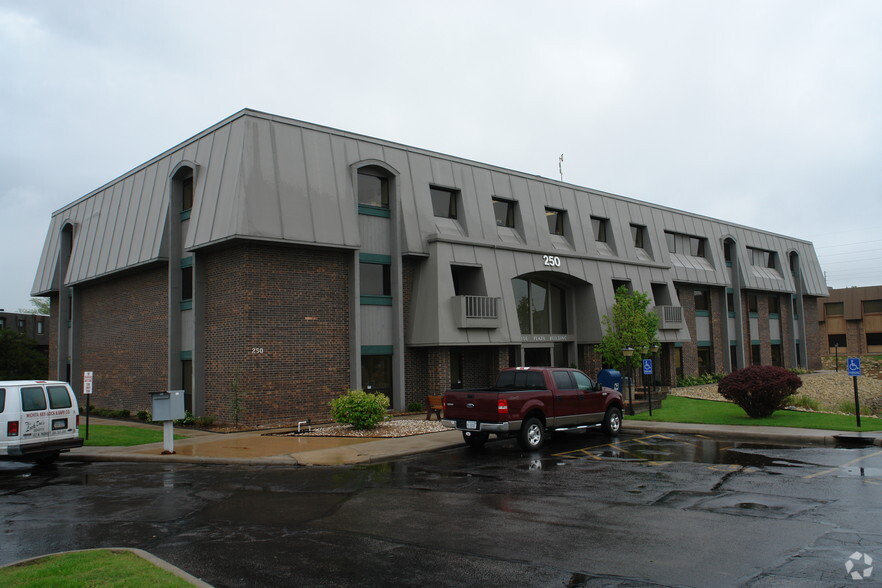 More Photos Of 250 N Rock Rd, Wichita Office For Lease