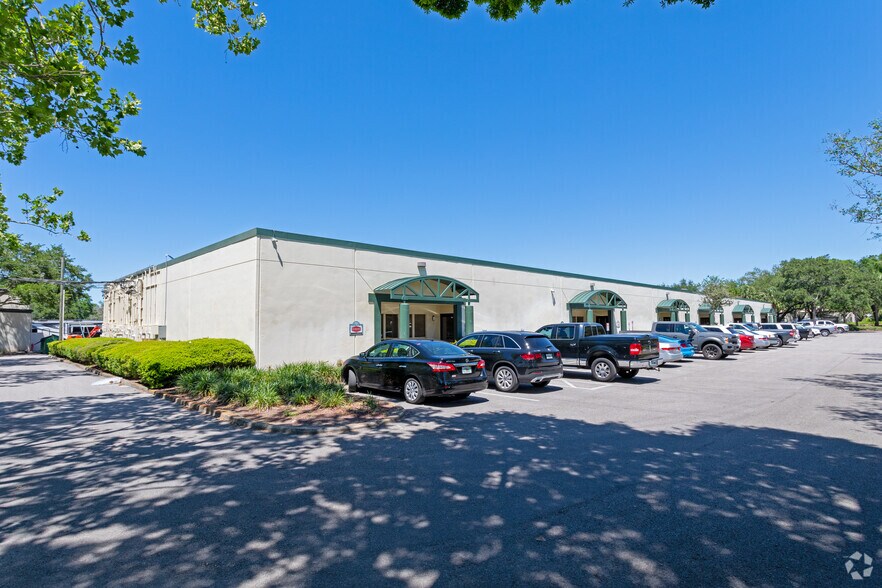 More Photos Of 6201 Johns Rd, Tampa Light Manufacturing For Lease