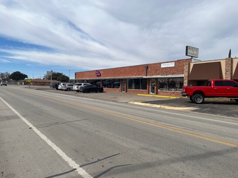 More Photos Of 2032-2040 W Cuthbert Ave, Midland Storefront For Lease