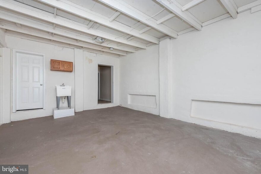 More Photos Of 1640 N Broadway, Baltimore Flex For Sale