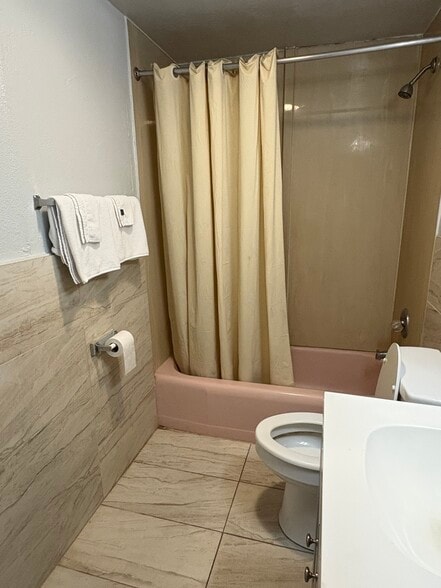 More Photos Of 155 Richardson Rd, Middletown Hotel For Sale