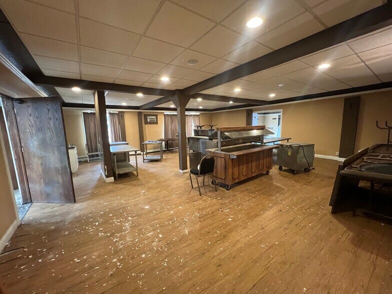More Photos Of 532 Grand Ave, Little Chute Restaurant For Lease
