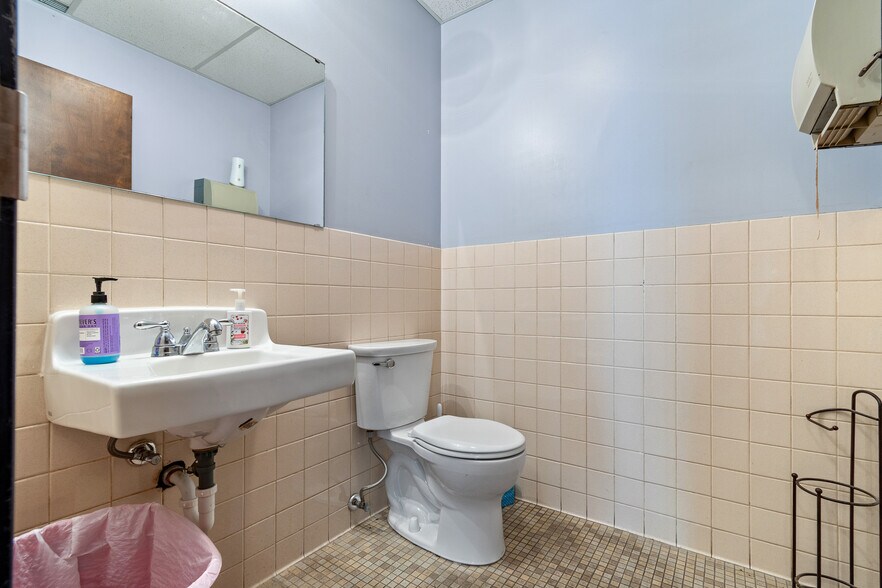 More Photos Of 60 Williams St, Grand River Warehouse For Sale