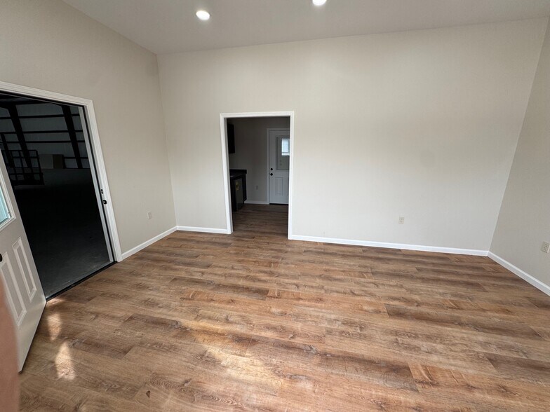 More Photos Of 121 Goedecke Rd, Spring Office For Lease