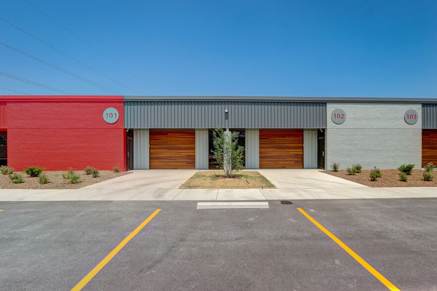 More Photos Of 8949 N Deerbrook Trl, Brown Deer Flex For Lease