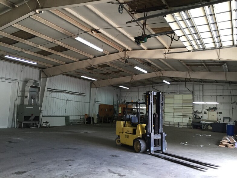 More Photos Of 720 W McNab Rd, Fort Lauderdale Manufacturing For Lease