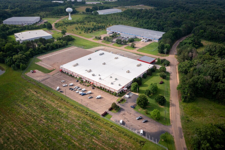 More Photos Of 190 NW Industrial Pky, Jackson Manufacturing For Lease