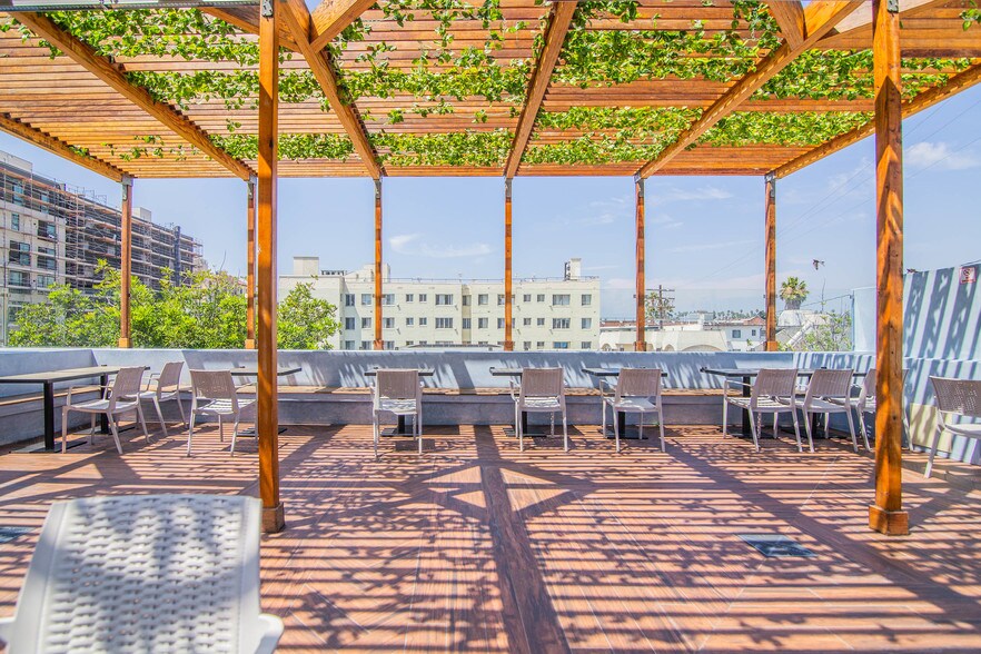 More Photos Of 300-302 S Mariposa Ave, Los Angeles Storefront Retail Office For Lease