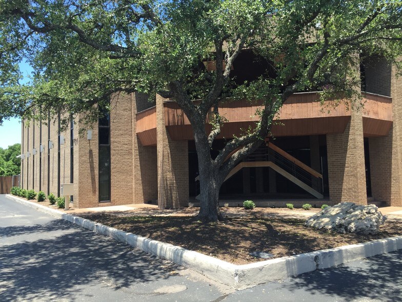 More Photos Of 704 Wonsley Dr E, Austin Medical For Lease
