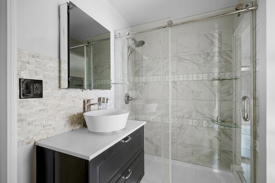 More Photos Of 7798 Foothill Blvd, Tujunga Freestanding For Sale