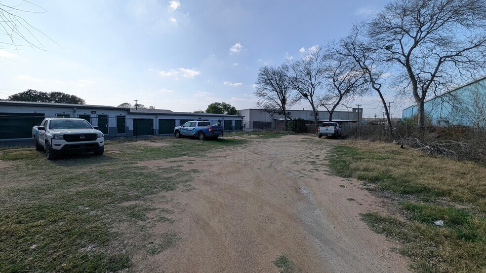 More Photos Of 10855 N I-35 Fwy, San Antonio Service For Lease