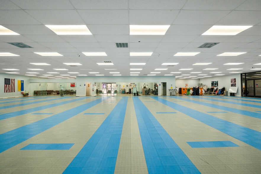 More Photos Of 2613-2617 Executive Point Dr, Monroe Showroom For Lease