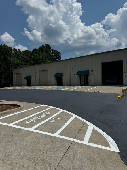 More Photos Of 119 Gateway Dr, Canton Warehouse For Lease