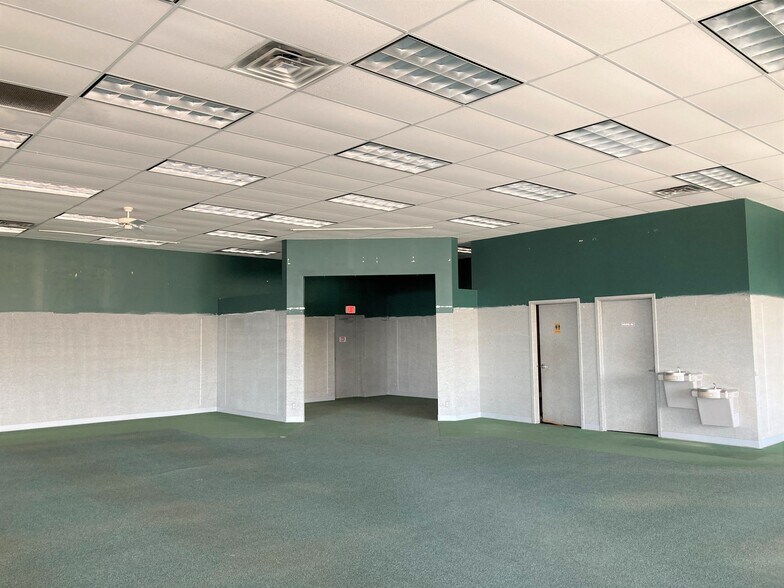 More Photos Of 111-117 N 8th St, Medford General Retail For Lease