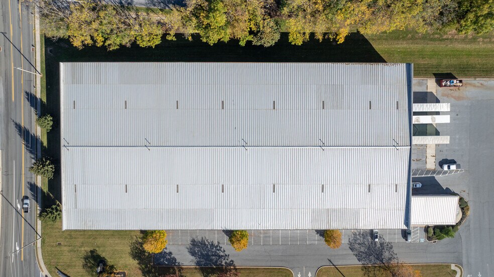 More Photos Of 300 Commerce Dr, New Holland Distribution For Lease