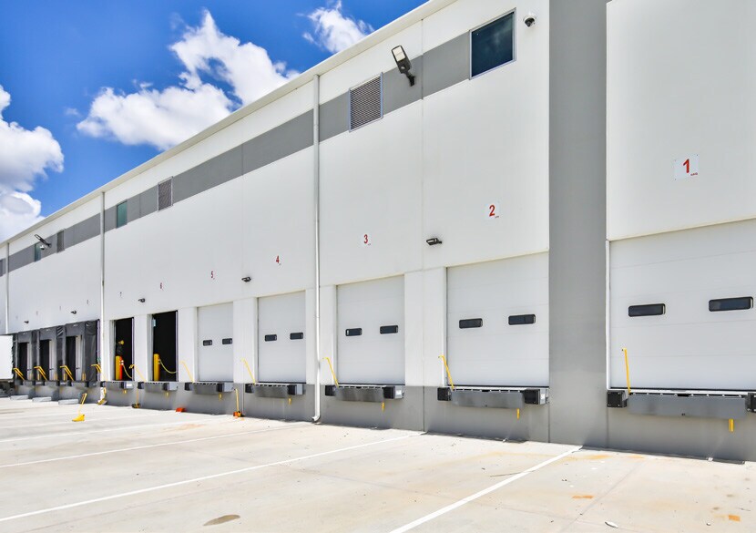 More Photos Of 119 Man United St., Laredo Warehouse For Sale