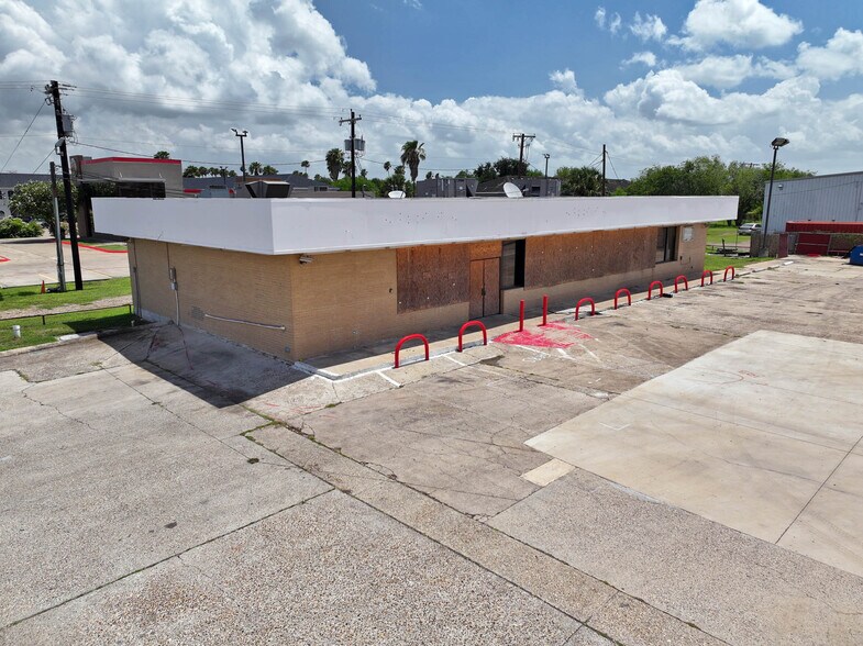 More Photos Of 101 E Expressway 83, La Feria Convenience Store For Sale