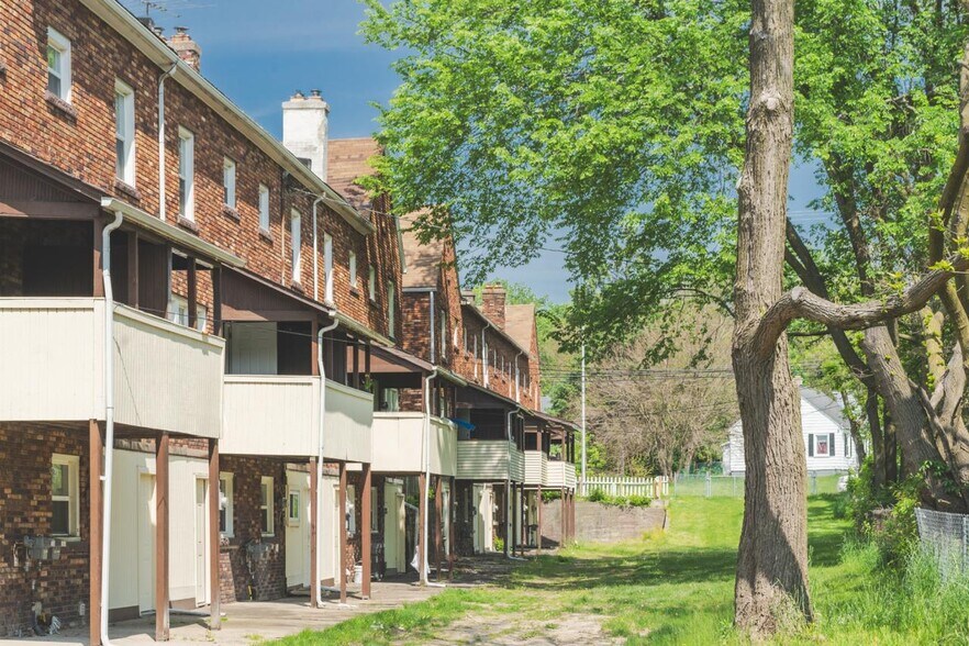 More Photos Of 25 Maynard Ct, Pontiac Apartments For Sale
