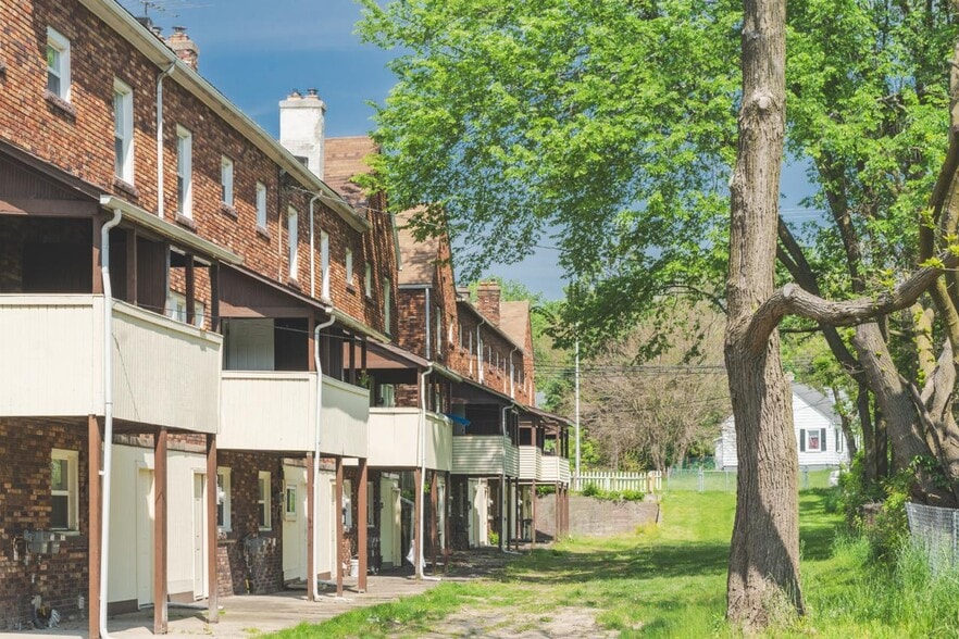 More Photos Of 25 Maynard Ct, Pontiac Apartments For Sale