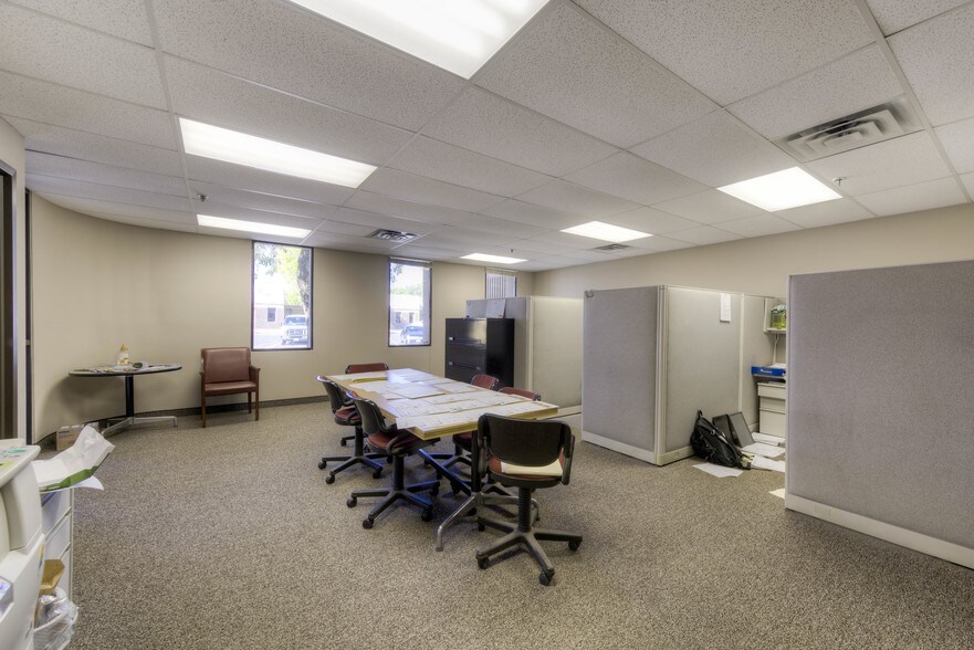 More Photos Of 9901-9927 Valley View Rd, Eden Prairie Showroom For Lease