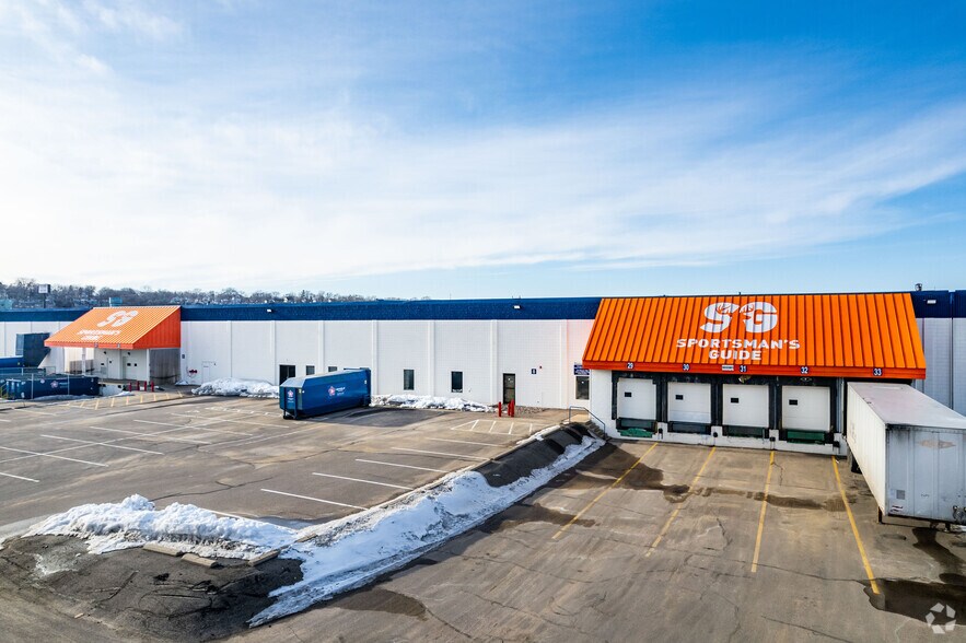 More Photos Of 411 Farwell Ave, South Saint Paul Distribution For Lease
