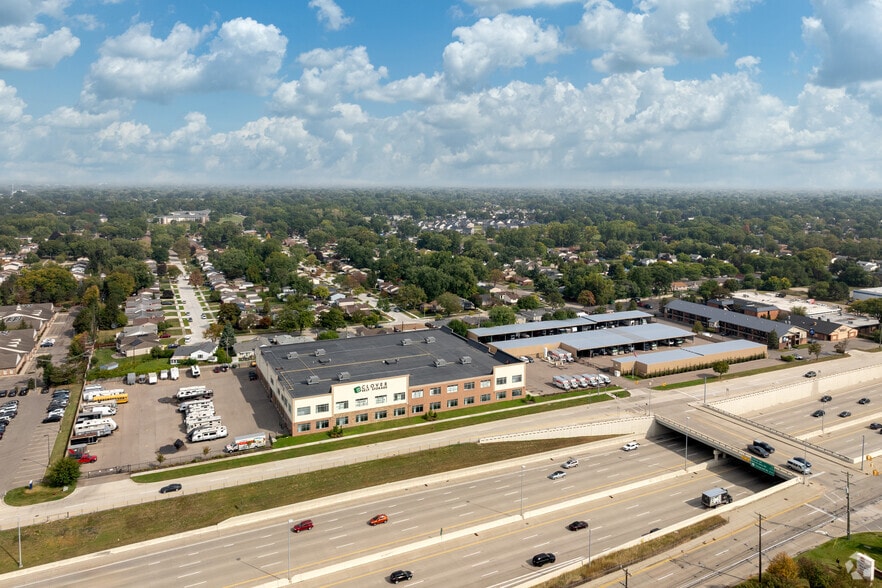More Photos Of 28900 Schoolcraft Rd, Livonia Self Storage For Sale