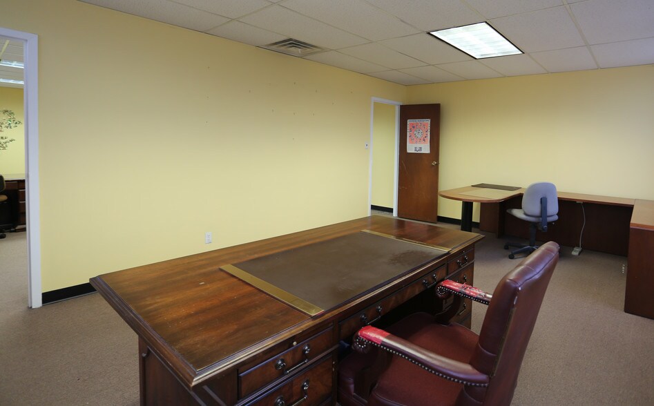 More Photos Of 175-01 Rockaway Blvd, Jamaica Office For Lease