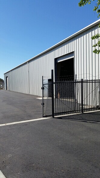 More Photos Of 445 E Menlo Ave, Hemet Warehouse For Lease
