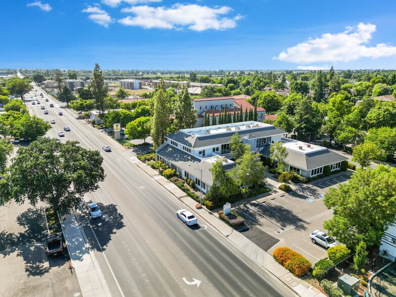 More Photos Of 250 W Main St, Woodland Office For Lease