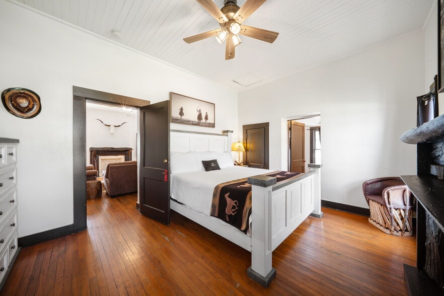 More Photos Of 1103 Maple St, Bandera Hotel For Sale