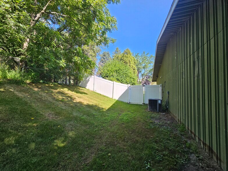 More Photos Of 3949 N River Rd, Freeland Office For Sale