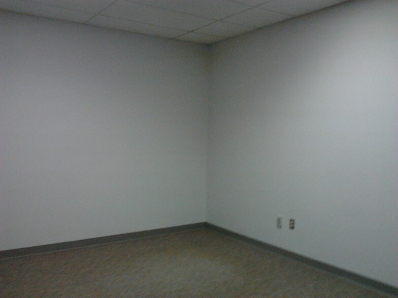 More Photos Of 5401 Gateway Ctr, Flint Medical For Lease