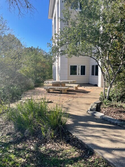 More Photos Of 6615 Vaught Ranch Rd, Austin Office Residential For Lease