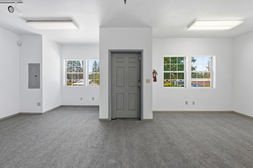 More Photos Of 12150 Charles Dr, Grass Valley Warehouse For Sale