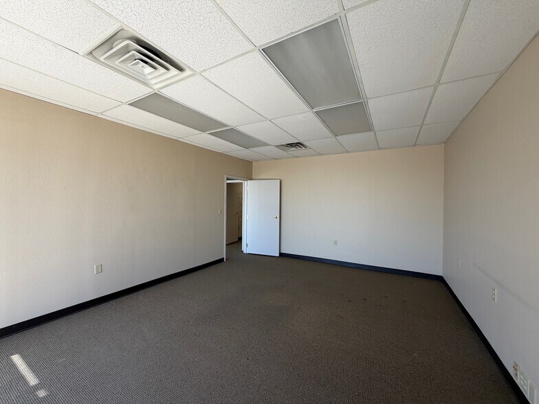 More Photos Of 2233 E 52nd St, Odessa General Retail For Lease