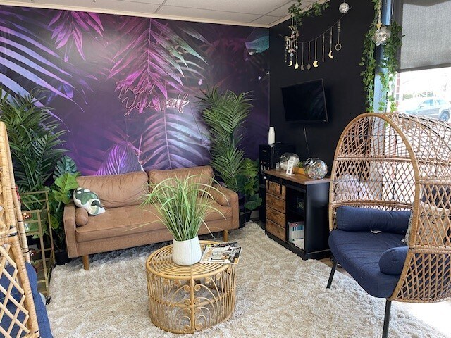 More Photos Of 565-585 Chickering Rd, North Andover Storefront For Sale