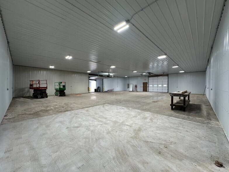 More Photos Of 111 Walnut Ln, Colona Warehouse For Lease