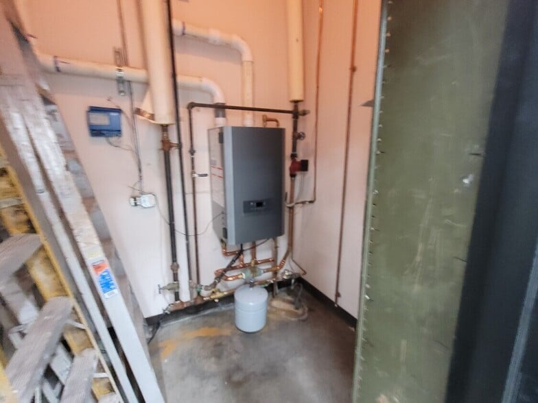 More Photos Of N96W15504-N96W15508 County Line Rd, Germantown Flex For Lease