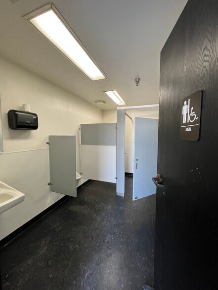 More Photos Of 15650 El Prado Rd, Chino Warehouse For Lease