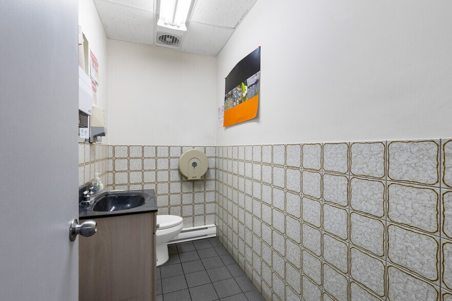 More Photos Of 262 Rue Scott, Saint-Jérôme Warehouse For Sale