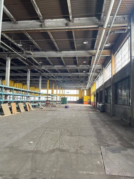 More Photos Of 246-250 E Fourth St, Mansfield Distribution For Lease