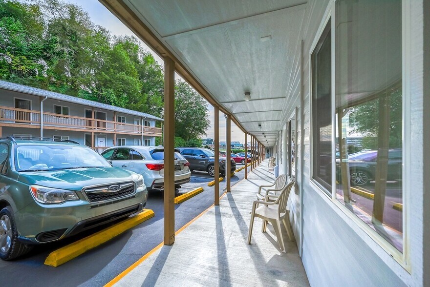 More Photos Of 16045 Lower Harbor Rd, Brookings Hotel For Sale