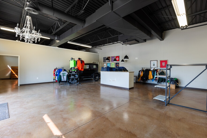 More Photos Of 8445 N Main St, Kansas City Freestanding For Lease