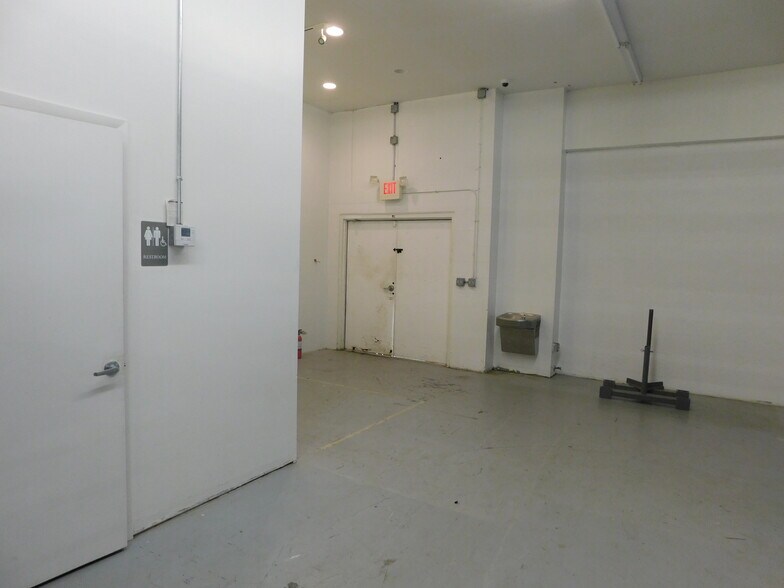 More Photos Of 5060 Industry Dr, Melbourne Manufacturing For Lease