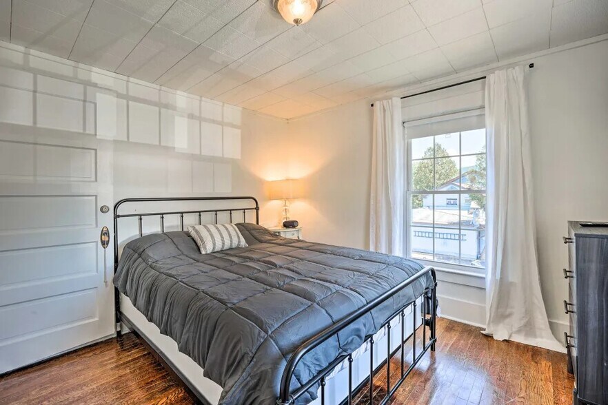 More Photos Of 77 Canada St, Lake George General Retail For Sale