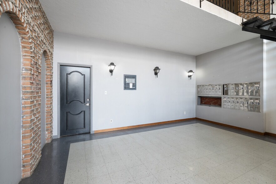 More Photos Of 2024 Dufferin Av, Wallaceburg Apartments For Sale