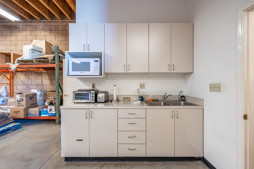 More Photos Of 2646 St Louis Ave, Signal Hill Warehouse For Sale