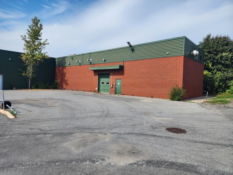 More Photos Of 2695 Av Dollard, Montréal Warehouse For Lease