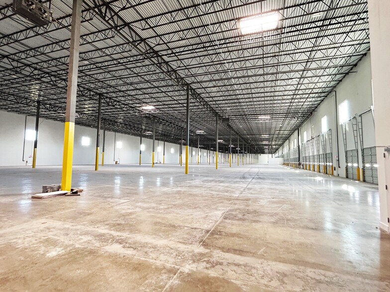More Photos Of 540 S Town East Blvd, Mesquite Distribution For Lease