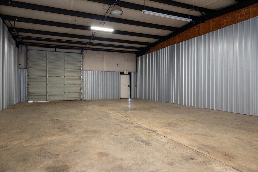 More Photos Of 62 Industrial Park Cir, Benton Light Distribution For Lease